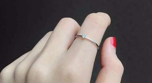 食指戴戒指什么意思女朋友突然左手食指戴戒指